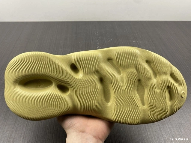 Sulfur RNNR Foam Adidas Yeezy GV6775 0813